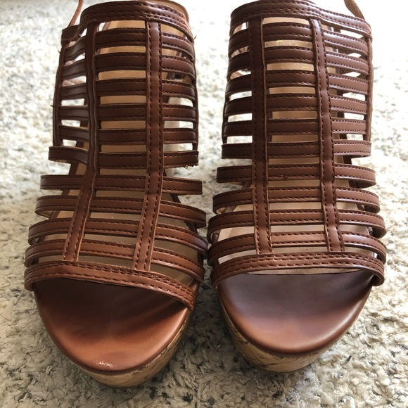 Strappy Brown Wedges 🌼 - Picture 3 of 4